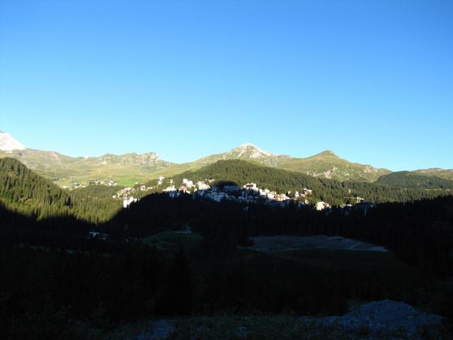 die ersten Sonnenstrahlen erreichen Arosa