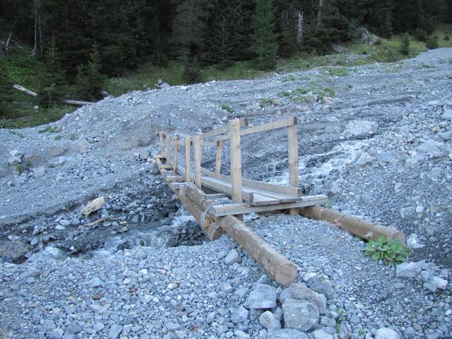 über diese Holzbrücke bei Punkt 1674 m.ü.M. überqueren wir den Furggatobel