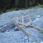 über diese Holzbrücke bei Punkt 1674 m.ü.M. überqueren wir den Furggatobel