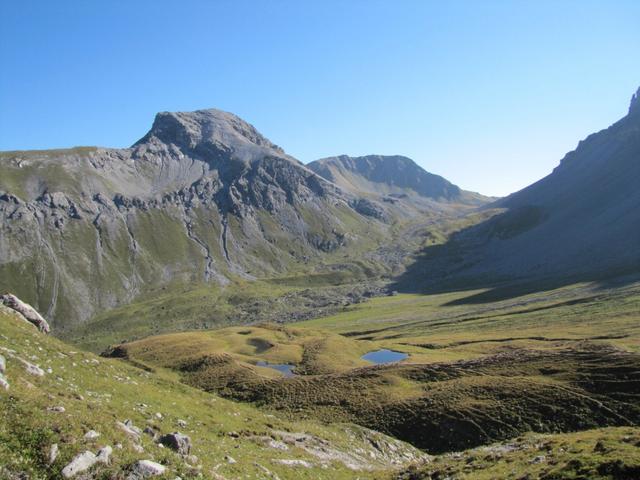 auf Obersäss mit Blick zum kleinen Bergsee und Schiesshorn Furgga