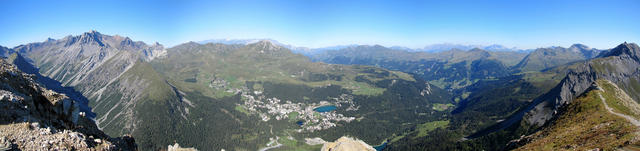 was für ein traumhaftes Breitbildfoto. In der Mitte Arosa