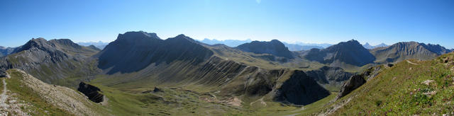 schönes Breitbildfoto mit Blick Richtung Furggahorn und Amselflue. rechts das Valbellahorn