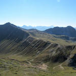 schönes Breitbildfoto mit Blick Richtung Furggahorn und Amselflue. rechts das Valbellahorn