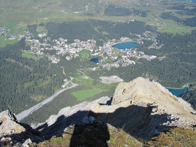 wir haben das Schiesshorn 2605 m.ü.M. erreicht. Was für ein Tiefblick nach Arosa