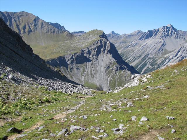 wir sind rechts abgebogen und wandern nun auf guten Pfaden Richtung Alteinsee