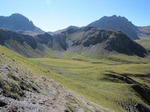 kurz vor Punkt 2271 m.ü.M. und den Alteinsee, machen wir eine Abkürzung. Wir verlassen den Wanderweg rechts