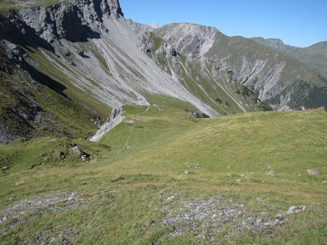 auf der orographisch rechten Seite des Alteinbach führt der Wanderweg weiter abwärts