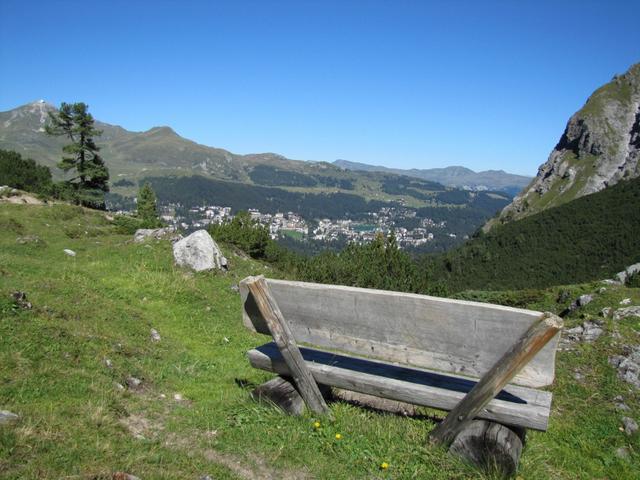 kurz nach Punkt 2010 m.ü.M. legten wir bei dieser Bank mit schöner Aussicht auf Arosa, eine kleine Pause ein