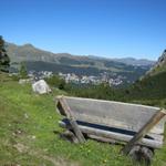 kurz nach Punkt 2010 m.ü.M. legten wir bei dieser Bank mit schöner Aussicht auf Arosa, eine kleine Pause ein