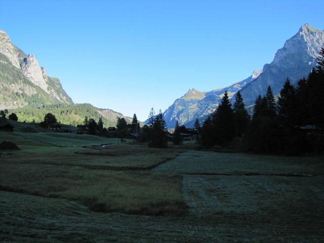 kurz vor dem Hotel, Blick über Kandersteg hinaus zum Sattelhore und Giesigrat. Dort oben waren wir auch schon