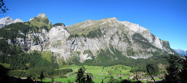 schönes Breitbildfoto auf der gegenüberliegender Talseite, mit Blick auf First und Bunderspitz. Dort oben waren wir auch schon