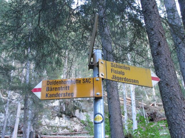 links zur Dossenhütte. Rechts auch Dossenhütte aber über den Felsenpfad, sehr exponiert!