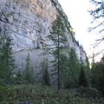 rechts der vom Felspfad herüberführende sehr exponierte Weg. Hätten ihn gerne unter die Füsse genommen