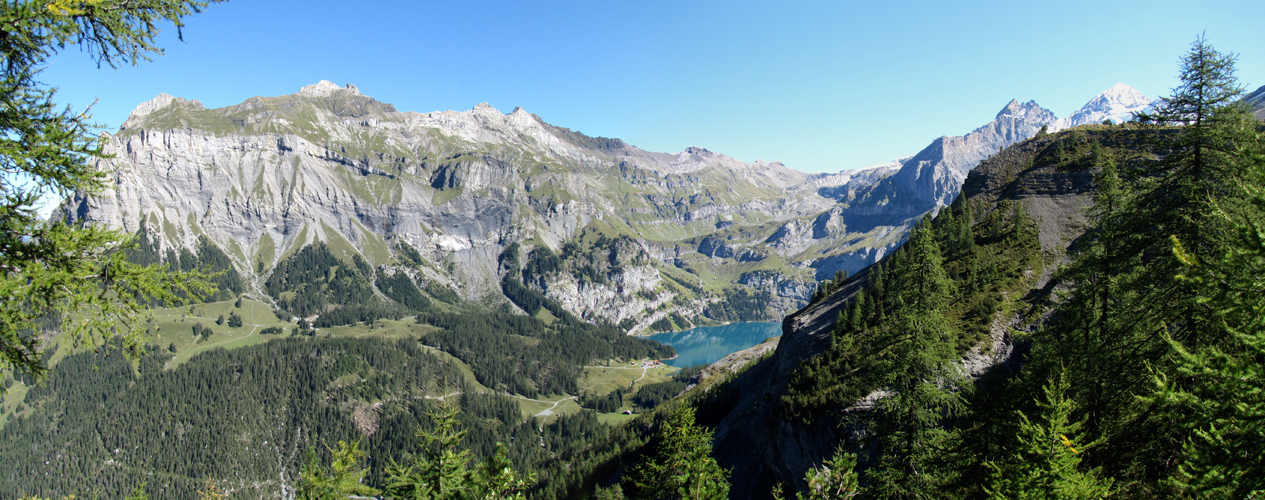was für ein schönes Breitbildfoto. Aussicht von der Doldenhornhütte auf den Oeschinensee