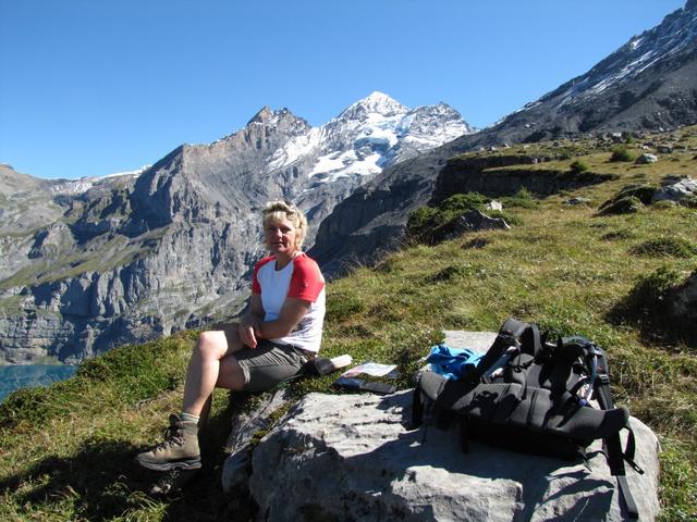 Mäusi ist vom Blick auf den Oeschinensee begeistert