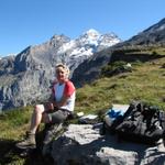 Mäusi ist vom Blick auf den Oeschinensee begeistert