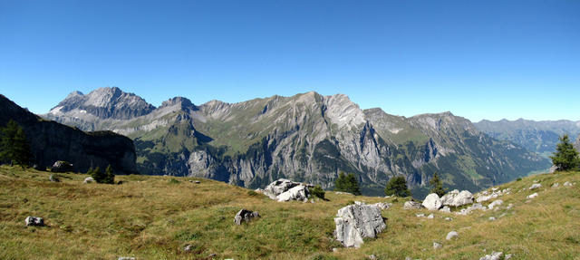 schöner Breitbildfoto bei Punkt 2202 m.ü.M. mit Blick auf sehr schönes Breitbildfoto. Links die Lonergruppe, Bunderspitz, Fir