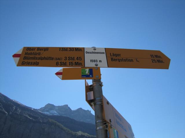 Wegweiser beim Oeschinensee 1593 m.ü.M.