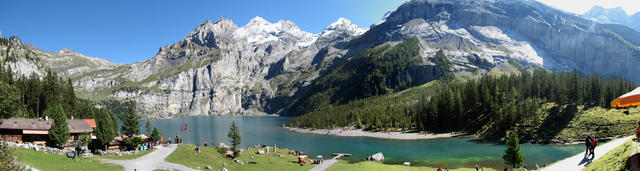 sehr schönes Breitbildfoto vom Oeschinensee. In der Mitte die Blüemlisalp