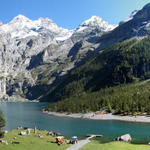 sehr schönes Breitbildfoto vom Oeschinensee. In der Mitte die Blüemlisalp