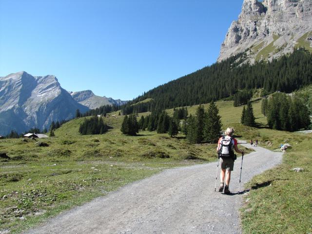 wir haben den Oeschinensee verlassen und laufen zur Bergstation der Seilbahn