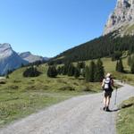 wir haben den Oeschinensee verlassen und laufen zur Bergstation der Seilbahn