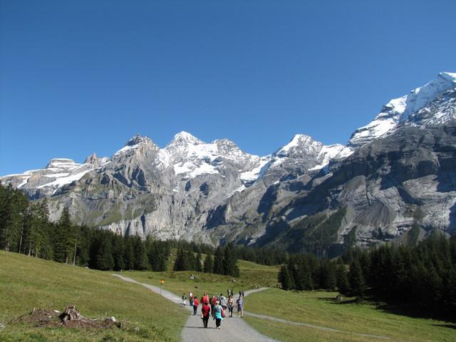 letzter sehr schöner Blick zurück zum Oeschinensee und Blüemlisalp