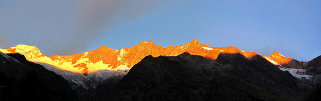 sehr schönes Breitbildfoto. Schön aufgereiht Alphubel, Täschhorn, Dom, Lenzspitze und Nadelhorn