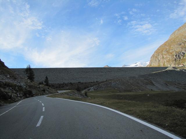 direkt vor der grossen Staumauer vom Mattmark Stausee