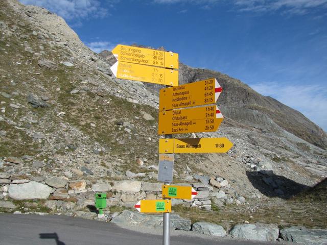 Wegweiser bei der Staumauer 2203 m.ü.M.