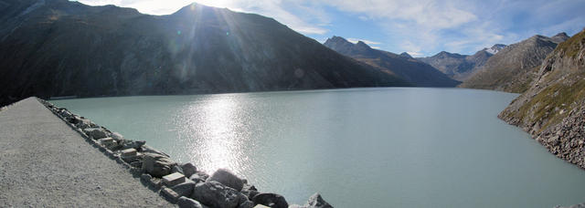 Breitbildfoto vom Mattmark Stausee