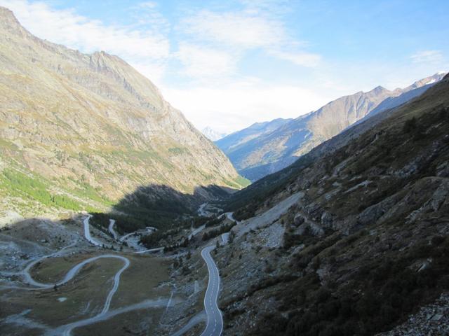 Blick von der Staumauer in das Saastal