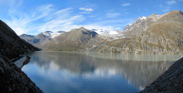 Breitbildfoto vom Mattmark Stausee mit Blick auf Fluchthorn, Seewjinenhorn und Seewjinengletscher mit Schwarzberghorn