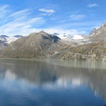 Breitbildfoto vom Mattmark Stausee mit Blick auf Fluchthorn, Seewjinenhorn und Seewjinengletscher mit Schwarzberghorn