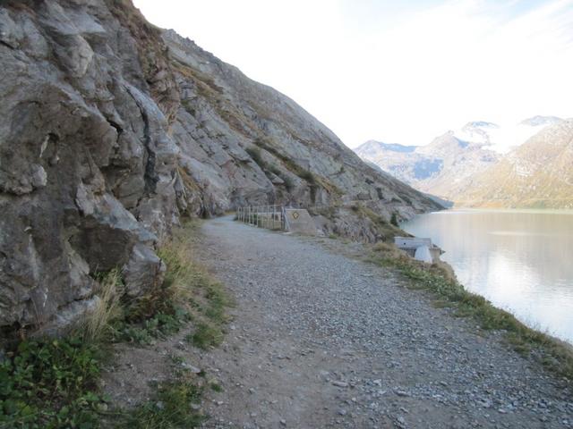 auf der orographisch rechten Seite vom Stausee beginnt nun unsere Wanderung