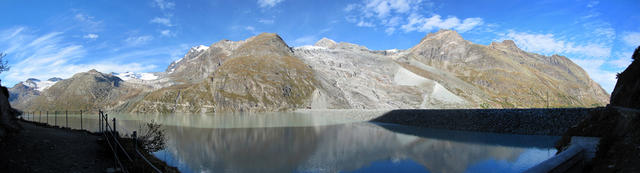 nochmals ein schönes Breitbildfoto vom Mattmark Stausee. Die graue Fläche rechts, war früher der Allalingletscher