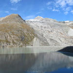 nochmals ein schönes Breitbildfoto vom Mattmark Stausee. Die graue Fläche rechts, war früher der Allalingletscher