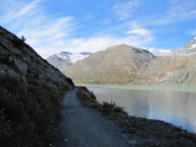 Seewjinenhorn und Seewjinengletscher im Blickfeld, laufen wir am Stausee entlang