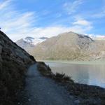 Seewjinenhorn und Seewjinengletscher im Blickfeld, laufen wir am Stausee entlang