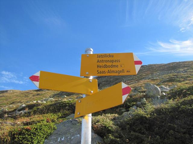 hier könnte man wieder zum Stausee runterlaufen (Wegweiser ohne Schrift), wir wandern aber weiter geradeaus Richtung Antronapas