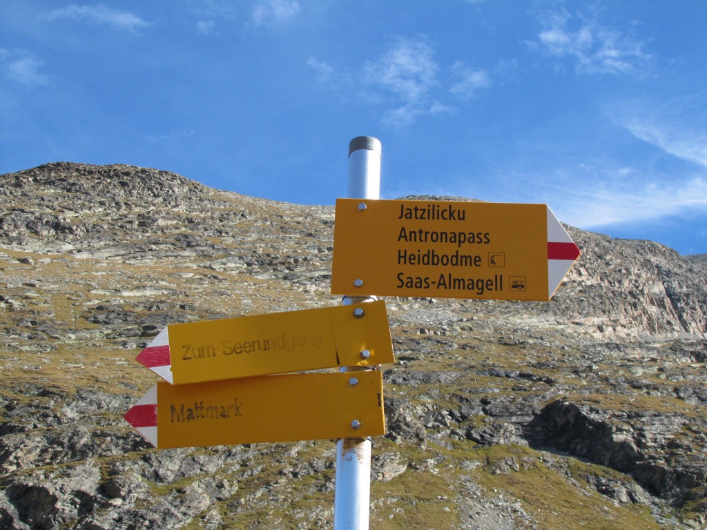 Wegweiser bei Punkt 2449 m.ü.M. auch hier könnte man wiederum zum Stausee runterlaufen. Wir laufen aber weiter geradeaus