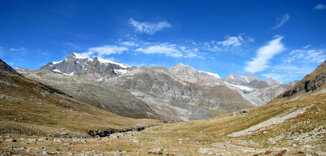 schönes Breitbildfoto vom Ofental mit Blick zum Strahlhorn, Fluchthorn und Allalinhorn