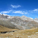 schönes Breitbildfoto vom Ofental mit Blick zum Strahlhorn, Fluchthorn und Allalinhorn