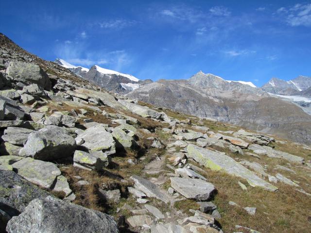 Wanderweg immer gut ersichtlich. Aussicht einfach traumhaft