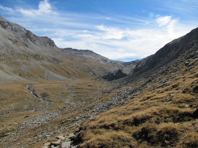 Blick in das Ofental. Links die Jazzilücke. Geradeaus der Ofentalpass