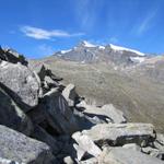 der stellenweise nun nur schwach sichtbare Pfad führt nun zwischen Felsblöcken am Nordfuss des Galmerhorn vorbei