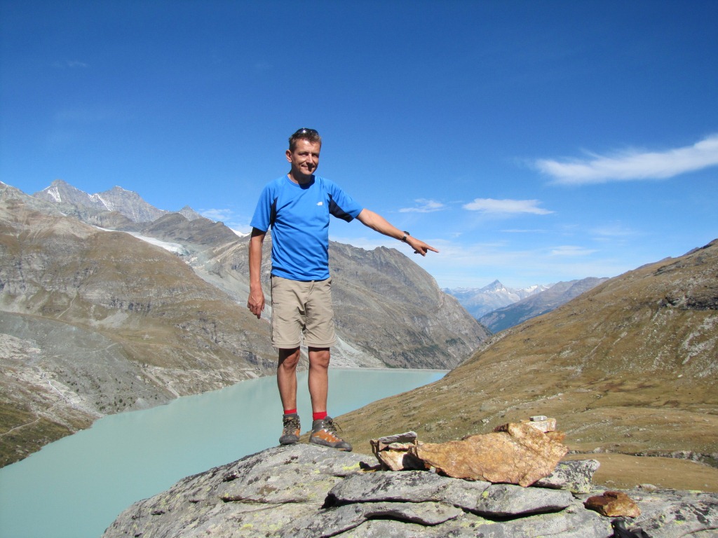 Franco zeigt auf das Bietschhorn