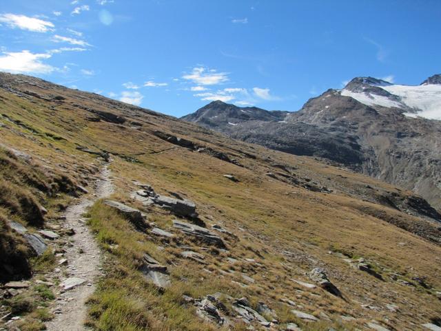 wir haben die grünen Hängen von Galmen erreicht. Die Hochgebirgslandschaft öffnet sich