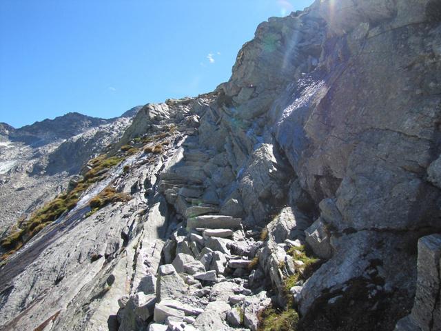 der Weg führt nun steil auf dem alten Walserpfad aus dem Saastal aufwärts, bis zur Scheitelhöhe des Monte Moro Pass