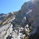 der Weg führt nun steil auf dem alten Walserpfad aus dem Saastal aufwärts, bis zur Scheitelhöhe des Monte Moro Pass